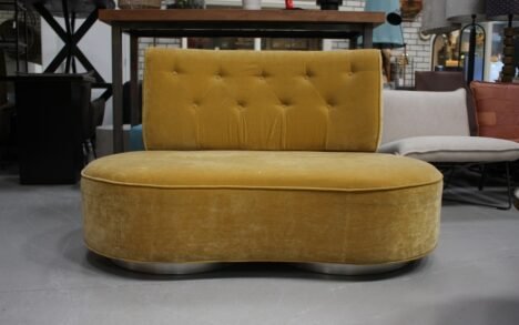 Bank velvet okergeel met ronde vormen