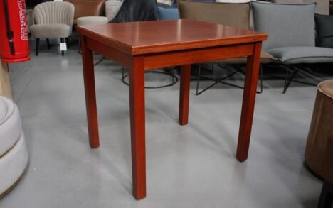 Houten tafels kersenkleur 70 x 80 cm.