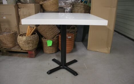 Eettafel vierkant 80 x 80 cm.