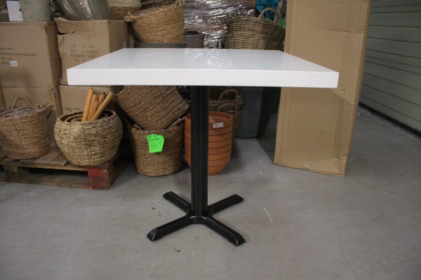 Eettafel vierkant 80 x 80 cm.