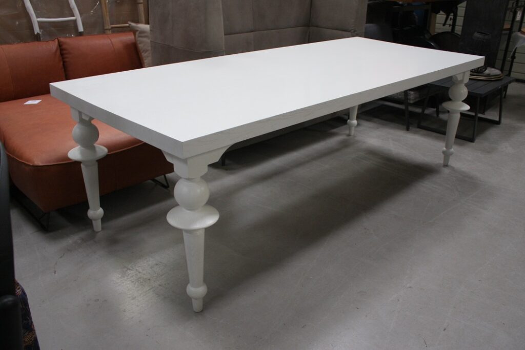 Eettafel wit met bolpoten 250 x 105 cm.