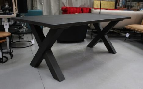 Eettafel hout zwart kruispoot 200 x 100 cm.