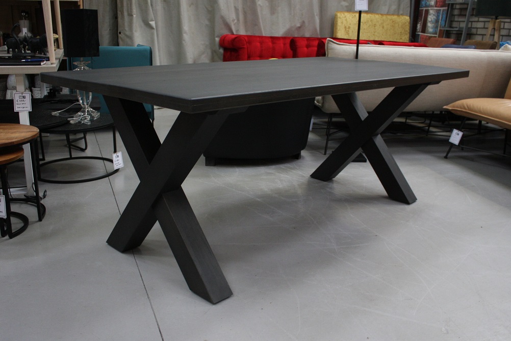 Eettafel hout zwart kruispoot 200 x 100 cm.