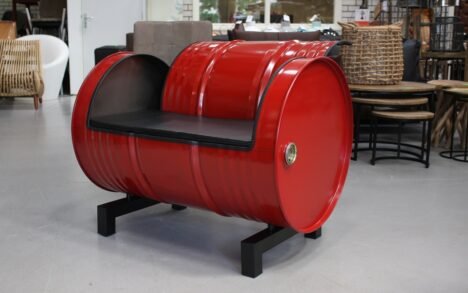 Bankje gemaakt van olievat