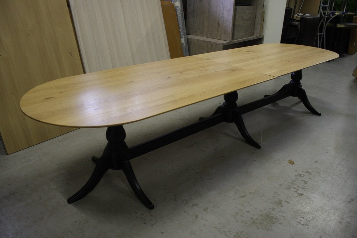 Eettafel / vergadertafel / kloostertafel ovaal 370 cm.