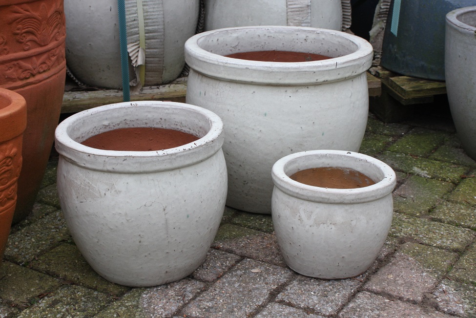 Set van 3 geglazuurde aardewerk bloempotten