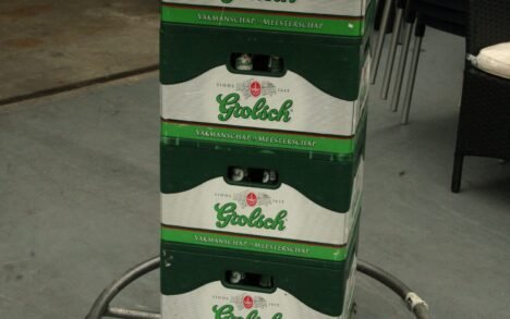 Metalen statafel van bierkratten