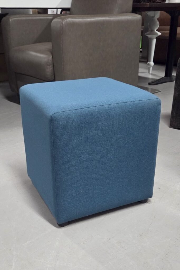 Poef / hocker vierkant blauwe stof