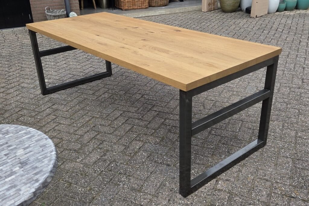 Eettafel metaal & eikenhout 220x90 cm.