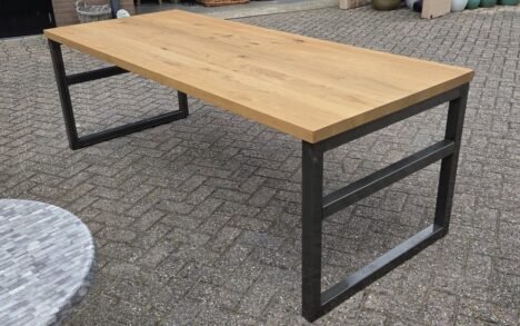 Eettafel metaal & eikenhout 220x90 cm.