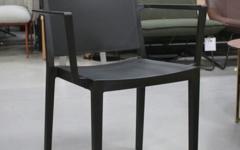 Stoel Floris met armleuning zwart