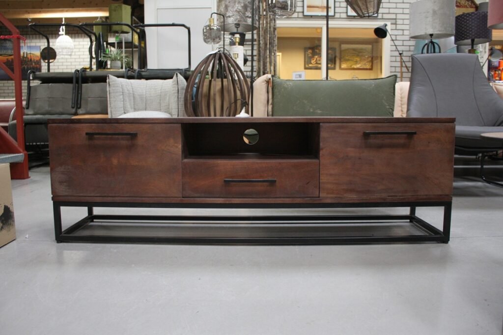 Tv meubel bruin mangohout 145 cm.