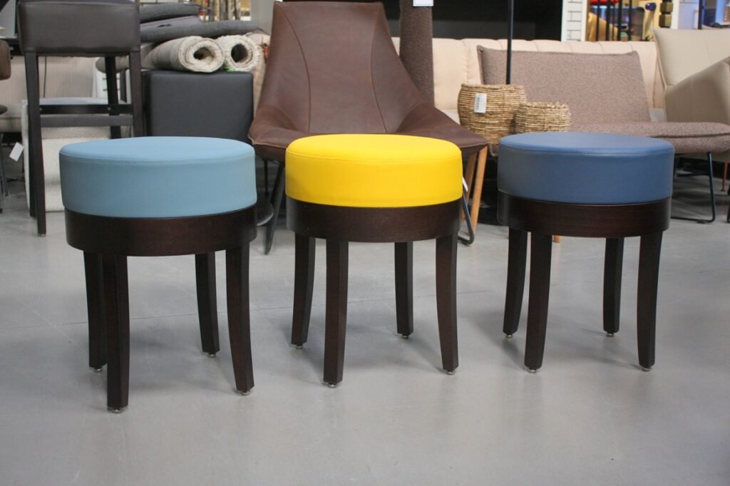 Rond krukje / hocker hout & skai (lichtblauw)