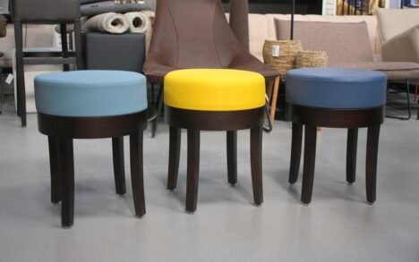 Rond krukje / hocker hout & skai (lichtblauw)