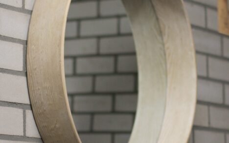 Spiegel met houten lijst en plankje Ø80