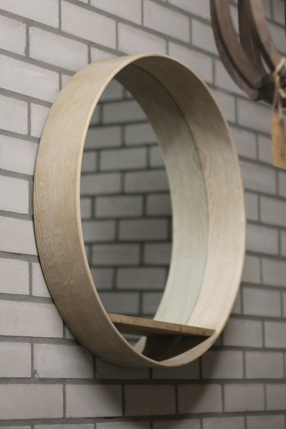 Spiegel met houten lijst en plankje Ø80