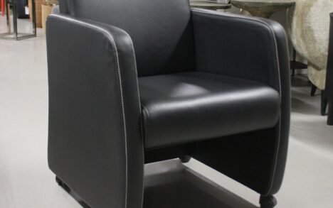 Eetkamerstoel zwart kunstleder met wieltjes