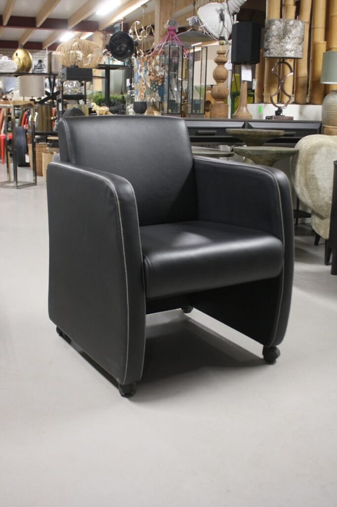 Eetkamerstoel zwart kunstleder met wieltjes