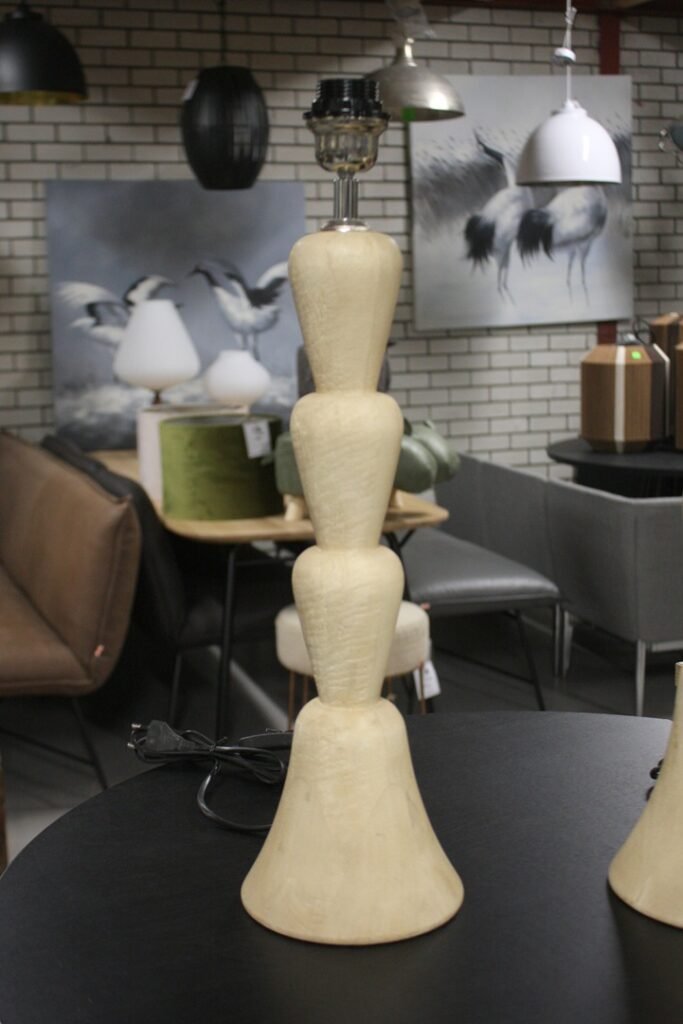 Lampvoet licht hout 55 cm.