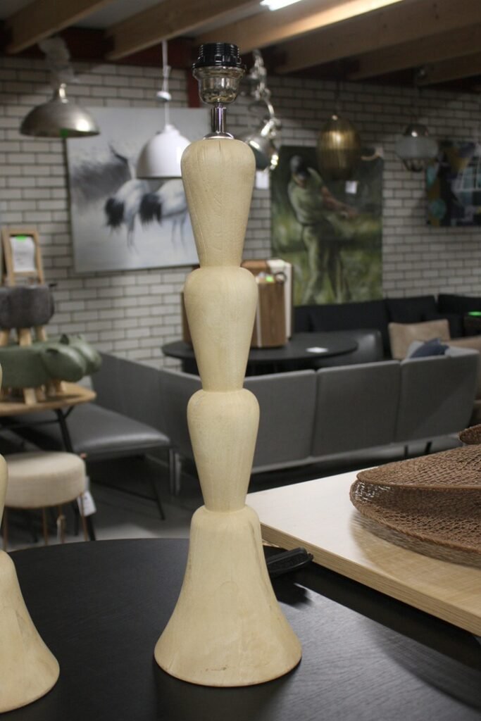 Lampvoet licht hout 65 cm.