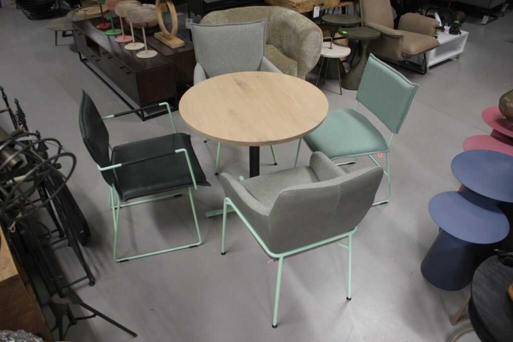 Ronde eettafel + 4 eetkamerstoelen Jess design