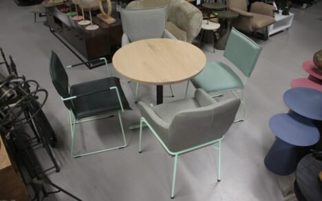 Ronde eettafel + 4 eetkamerstoelen Jess design