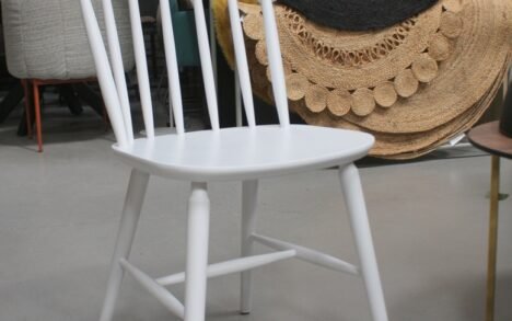 Eetkamerstoel / spijlenstoel wit hout