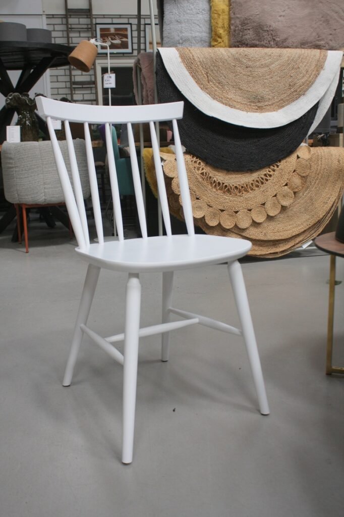 Eetkamerstoel / spijlenstoel wit hout